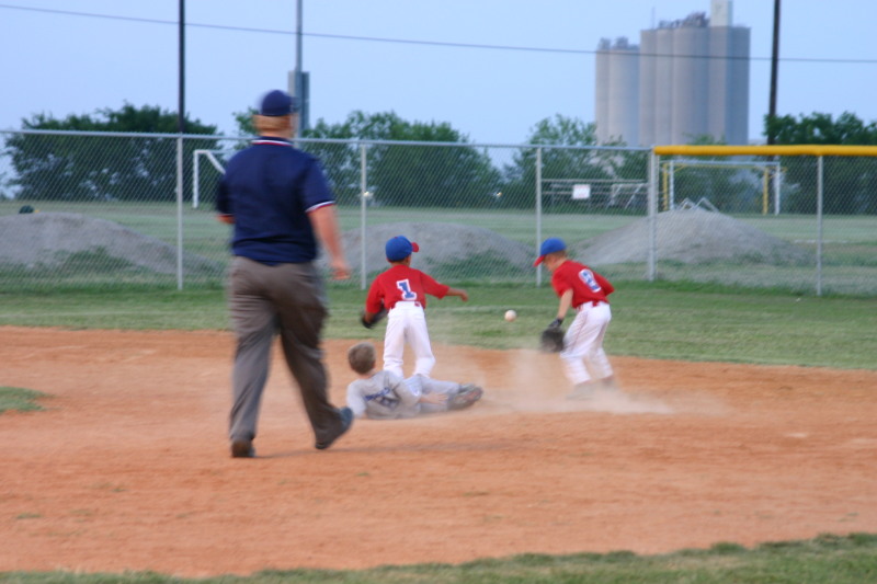2006/06(June)/2006-06-30-Tball-Tournament/800x600_2006-06-30-Tball-Bulldogs-57-Ryan.JPG