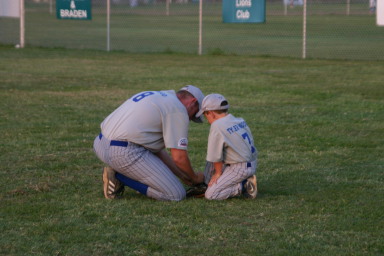 2006-06-30-Tball-Bulldogs-17-TylerWood-CoachBrad.JPG