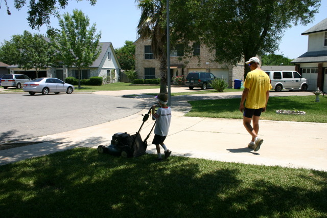 2006/06(June)/Misc/640x480_2006-06-10-Chance-Mowing-6-Travis.JPG