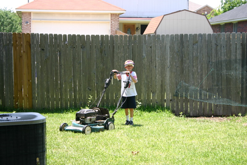 2006/06(June)/Misc/800x600_2006-06-10-Chance-Mowing-3.JPG