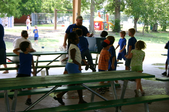 2006/07(July)/CubScout-Basketball/640x480_2006-07-22-CubScouts-picnic.JPG