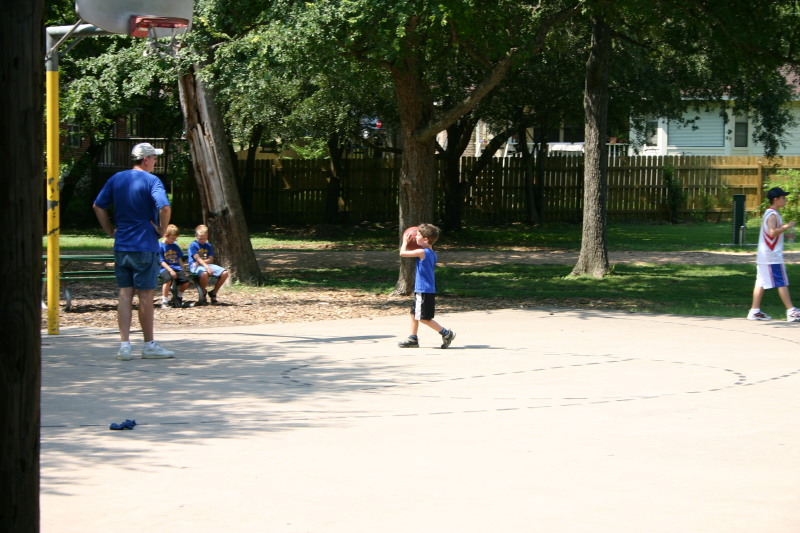 2006/07(July)/CubScout-Basketball/800x600_2006-07-22-CubScouts-basketball-02-Dax.JPG