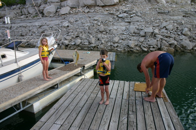 2006-07-22-Justin-sailboat-28-fishing-Dax-Kyla.JPG