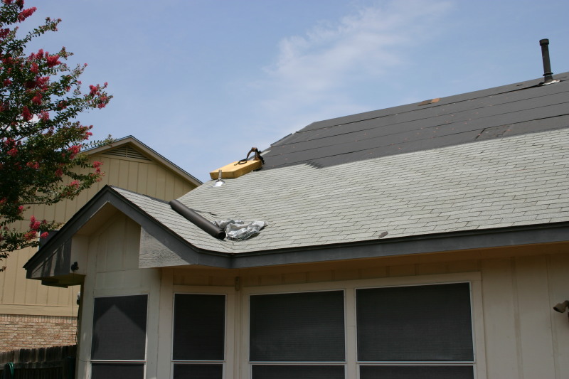 2006/07(July)/New-Roof/800x600_2006-07-21-roof-11-during.JPG