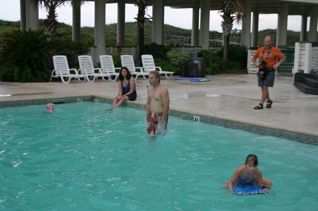 2006-07-03-Port-Aransas-29-Kiffin-Ben-jumping-Ren-Brittney.JPG