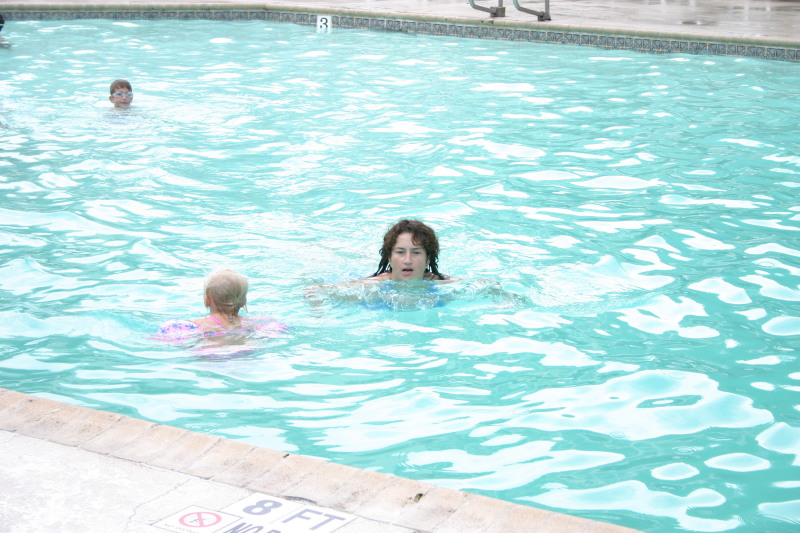 2006/07(July)/Port-Aransas/800x600_2006-07-03-Port-Aransas-19-Suzi-Zeyda-Chance.JPG