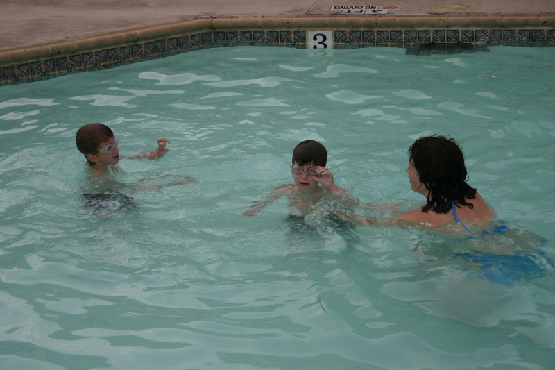 2006/07(July)/Port-Aransas/800x600_2006-07-03-Port-Aransas-27-Chance-Dax-Suzi.JPG