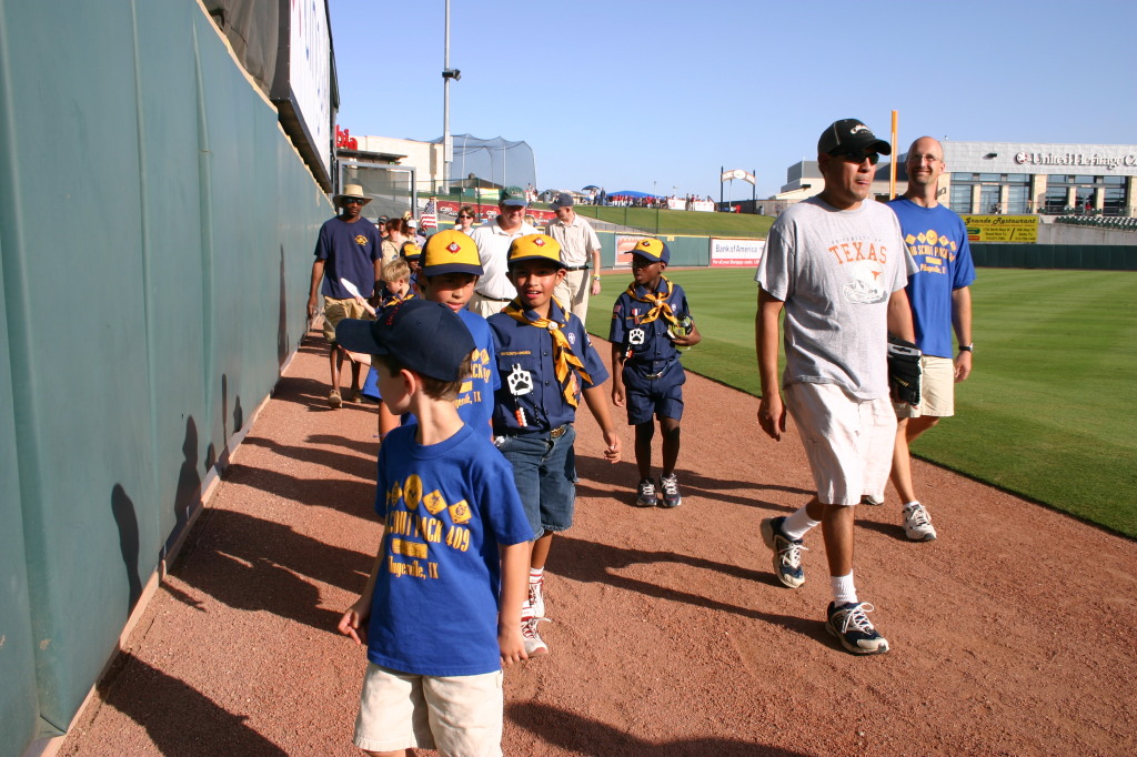 2006/08(August)/Scout-Camping-Dell-Diamond/1024x768_2006-08-02-Scout-campout-Dell-Diamond-08-parade-Dax.JPG