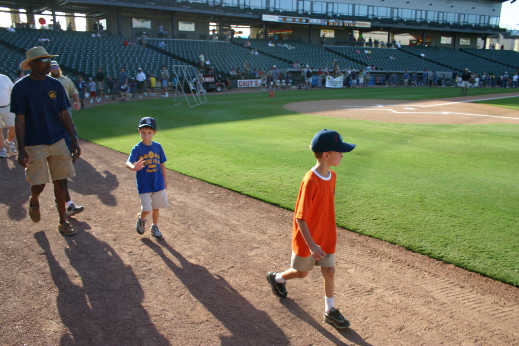 2006/08(August)/Scout-Camping-Dell-Diamond/1024x768_2006-08-02-Scout-campout-Dell-Diamond-14-parade-Dax-Chance.JPG