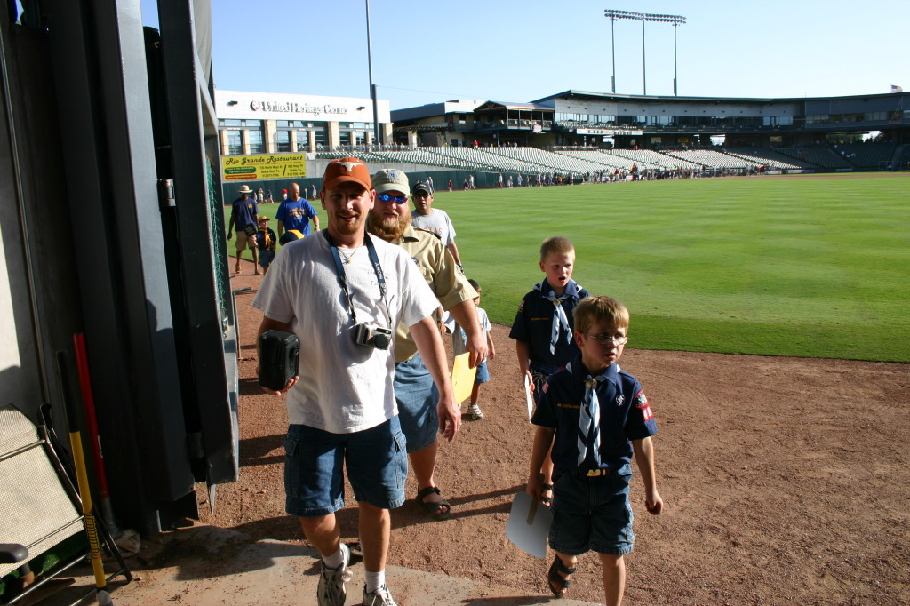 2006/08(August)/Scout-Camping-Dell-Diamond/1024x768_2006-08-02-Scout-campout-Dell-Diamond-22-parade-Ken-MattRobertson.JPG