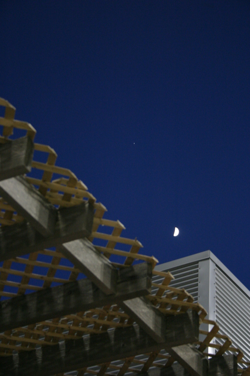 2006/08(August)/Scout-Camping-Dell-Diamond/1024x768_2006-08-02-Scout-campout-Dell-Diamond-29-moon.JPG