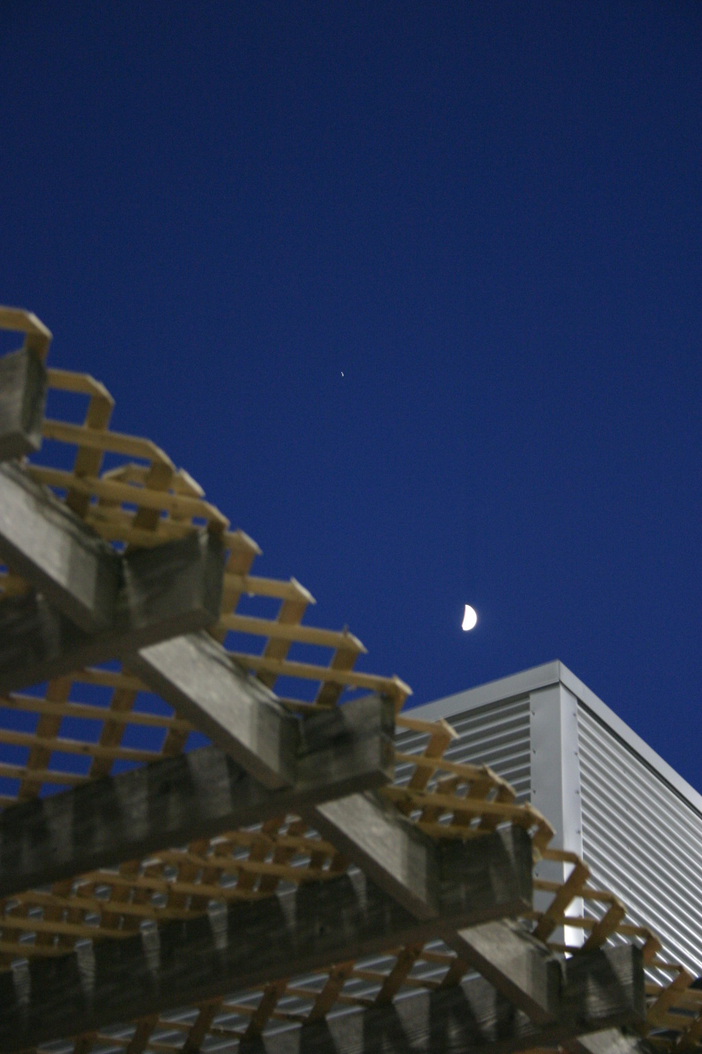 2006/08(August)/Scout-Camping-Dell-Diamond/1024x768_2006-08-02-Scout-campout-Dell-Diamond-30-moon.JPG