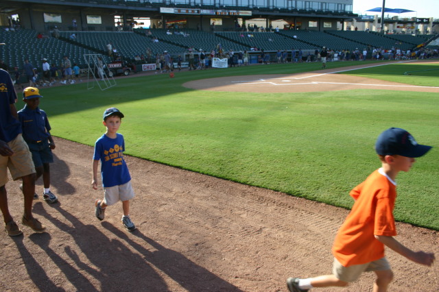 2006/08(August)/Scout-Camping-Dell-Diamond/640x480_2006-08-02-Scout-campout-Dell-Diamond-15-parade-Dax-Chance.JPG