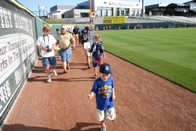 2006/08(August)/Scout-Camping-Dell-Diamond/640x480_2006-08-02-Scout-campout-Dell-Diamond-18-parade-Dax-Ken-MattRobertson.JPG