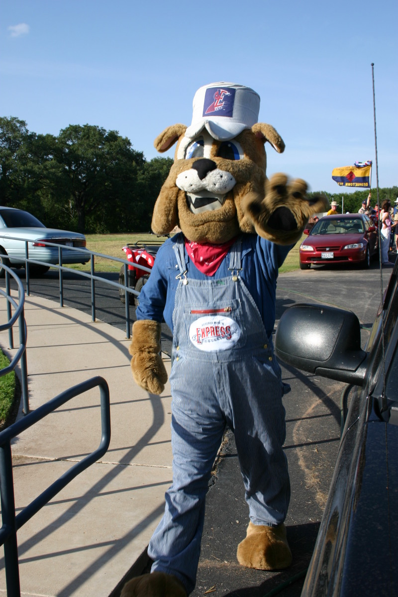 2006/08(August)/Scout-Camping-Dell-Diamond/800x600_2006-08-02-Scout-campout-Dell-Diamond-04-parade-Spike.JPG