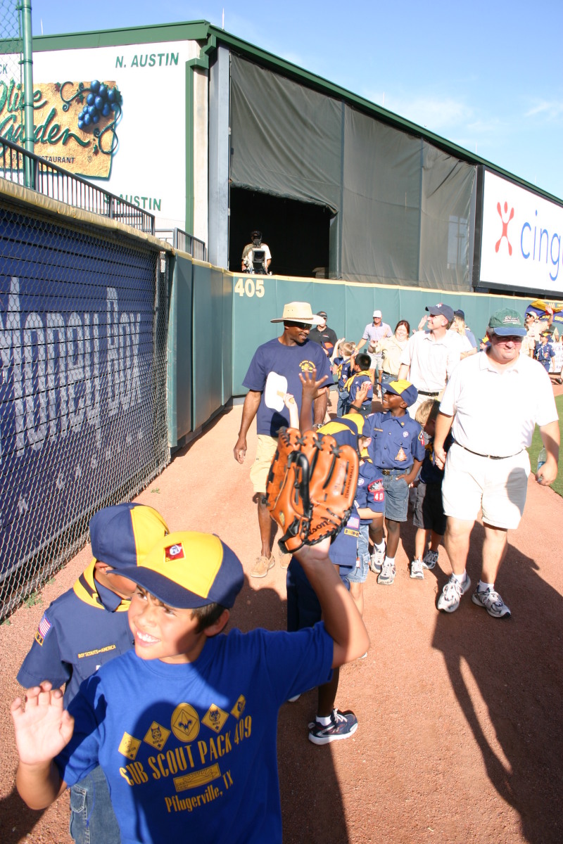 2006-08-02-Scout-campout-Dell-Diamond-09-parade.JPG