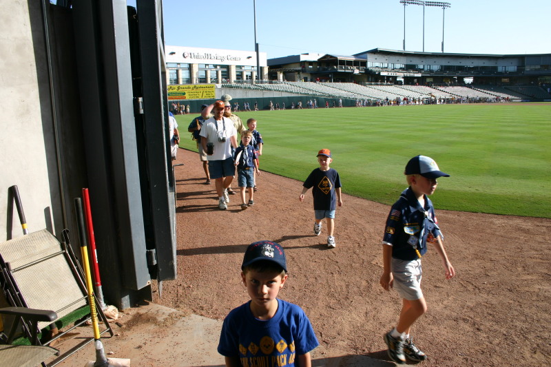 2006-08-02-Scout-campout-Dell-Diamond-21-parade-Dax.JPG