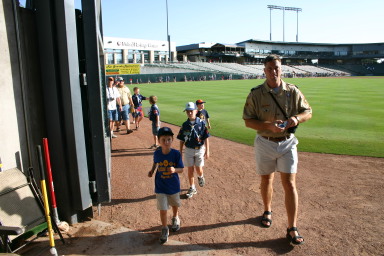 2006-08-02-Scout-campout-Dell-Diamond-20-parade-Dax.JPG