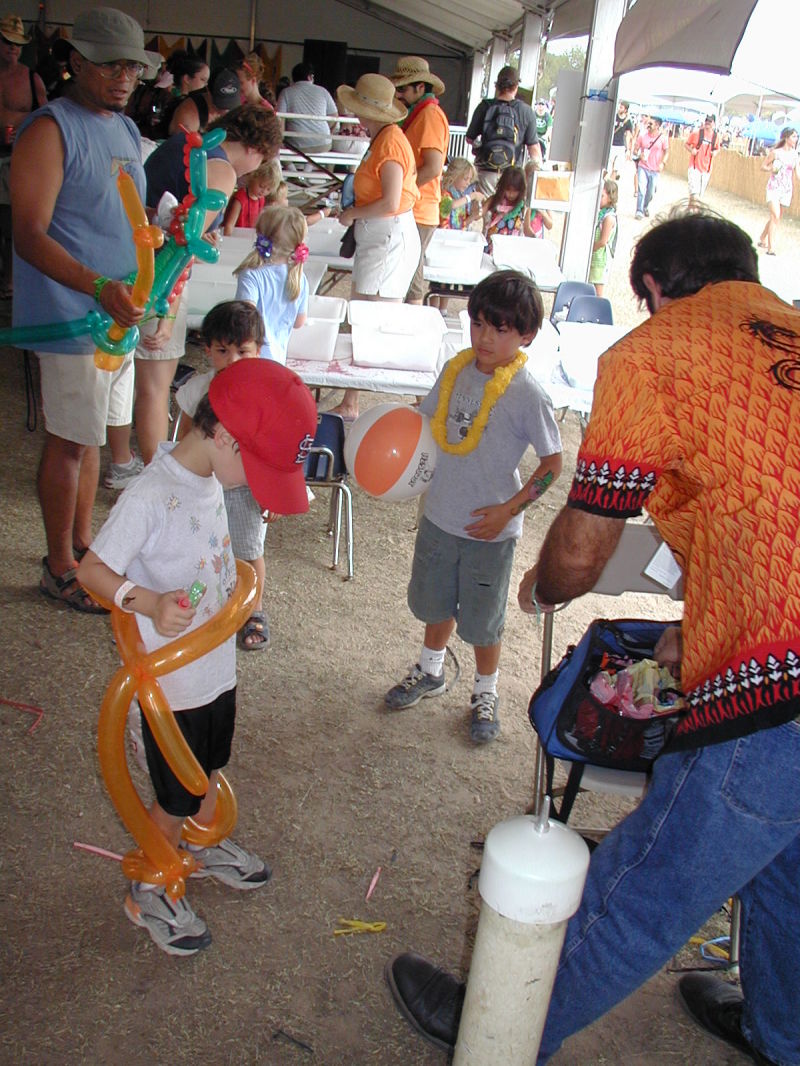 2006/09(September)/ACL/800x600_2006-09-16-ACL-08-Dax-robot-balloons.JPG