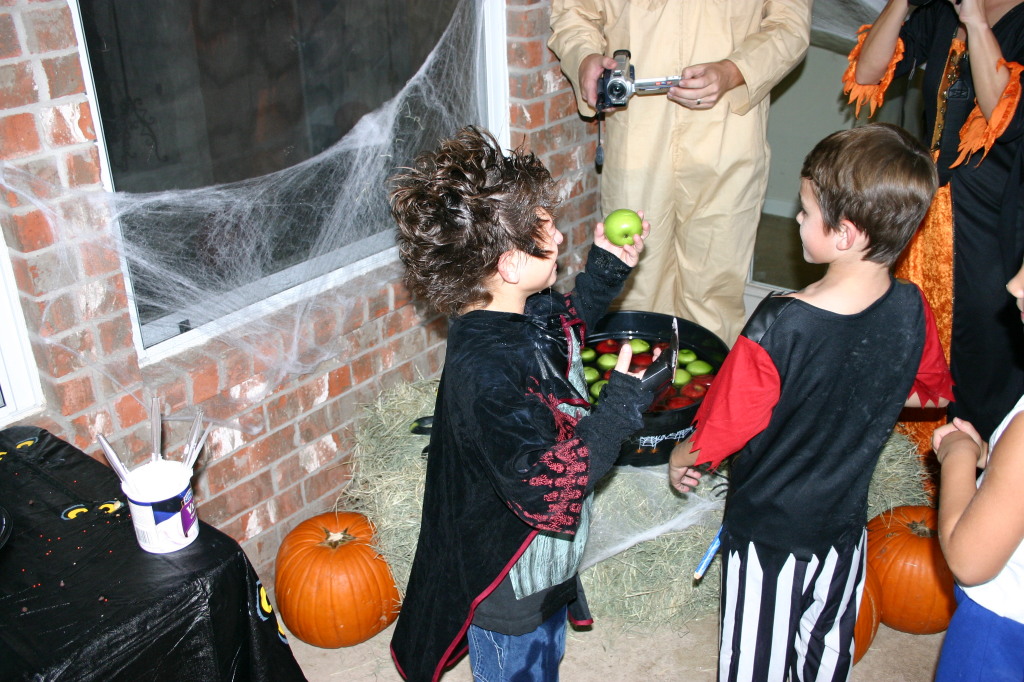 2006-10-14-CadeRicke-bday-costume-party-10.JPG