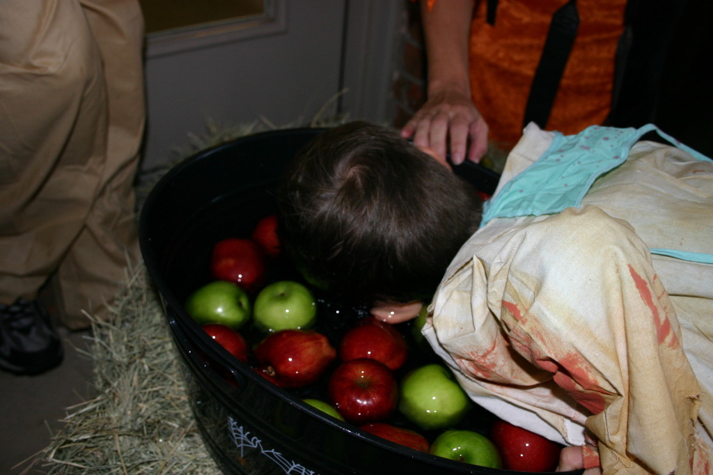 2006-10-14-CadeRicke-bday-costume-party-11-Dax-bobbing-for-apple.JPG