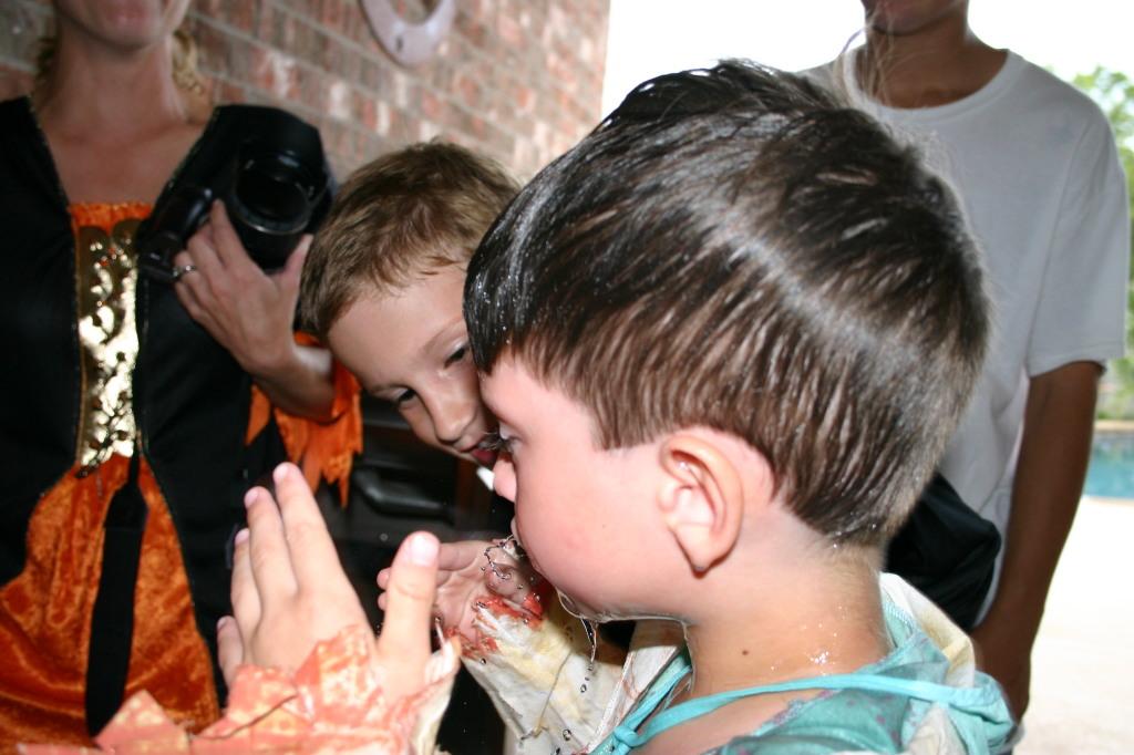2006-10-14-CadeRicke-bday-costume-party-13-Dax-bobbing-for-apple.JPG