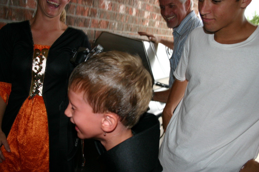 2006-10-14-CadeRicke-bday-costume-party-15-Chance-bobbing-for-apple.JPG