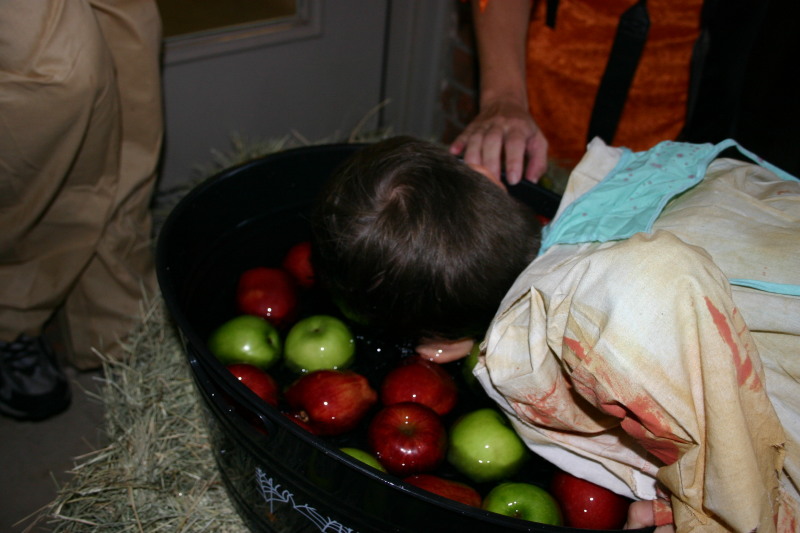 2006-10-14-CadeRicke-bday-costume-party-11-Dax-bobbing-for-apple.JPG