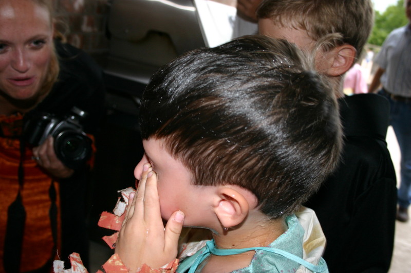 2006-10-14-CadeRicke-bday-costume-party-12-Dax-bobbing-for-apple.JPG