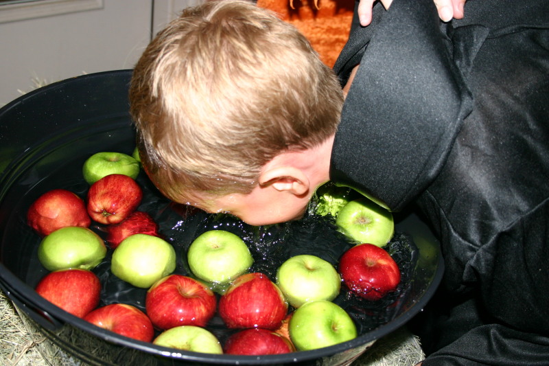2006-10-14-CadeRicke-bday-costume-party-14-Chance-bobbing-for-apple.JPG