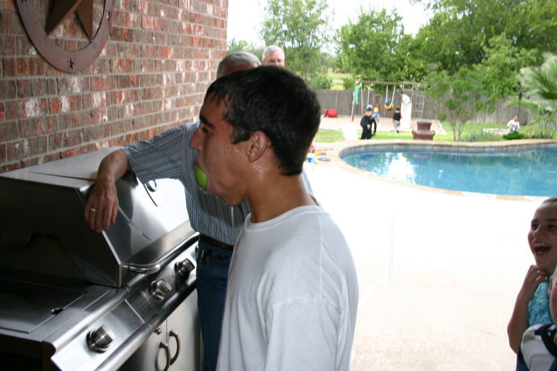 2006-10-14-CadeRicke-bday-costume-party-16-apple-bobbing.JPG