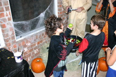 2006-10-14-CadeRicke-bday-costume-party-10.JPG