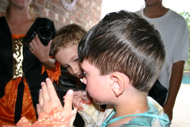 2006-10-14-CadeRicke-bday-costume-party-13-Dax-bobbing-for-apple.JPG