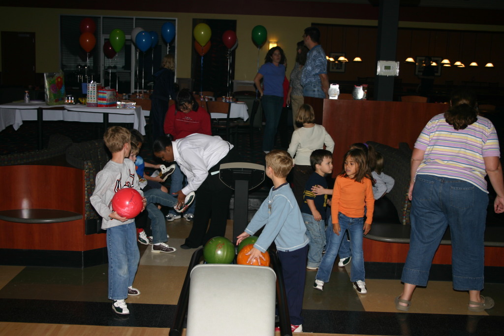 2006/10(October)/Chance-Bday-party/1024x768_2006-10-26-Chance-7th-bday-party-bowling-01.JPG