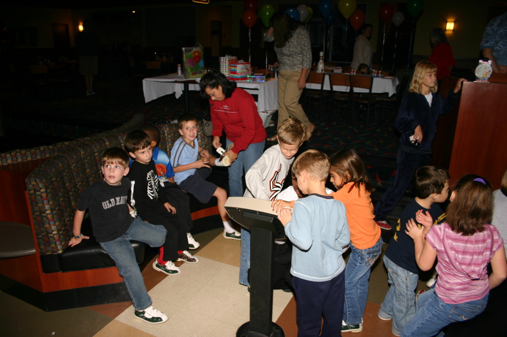 2006/10(October)/Chance-Bday-party/1024x768_2006-10-26-Chance-7th-bday-party-bowling-02.JPG