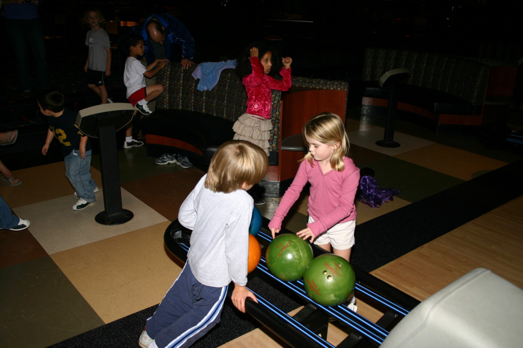 2006/10(October)/Chance-Bday-party/1024x768_2006-10-26-Chance-7th-bday-party-bowling-03-Jack-Kyla.JPG