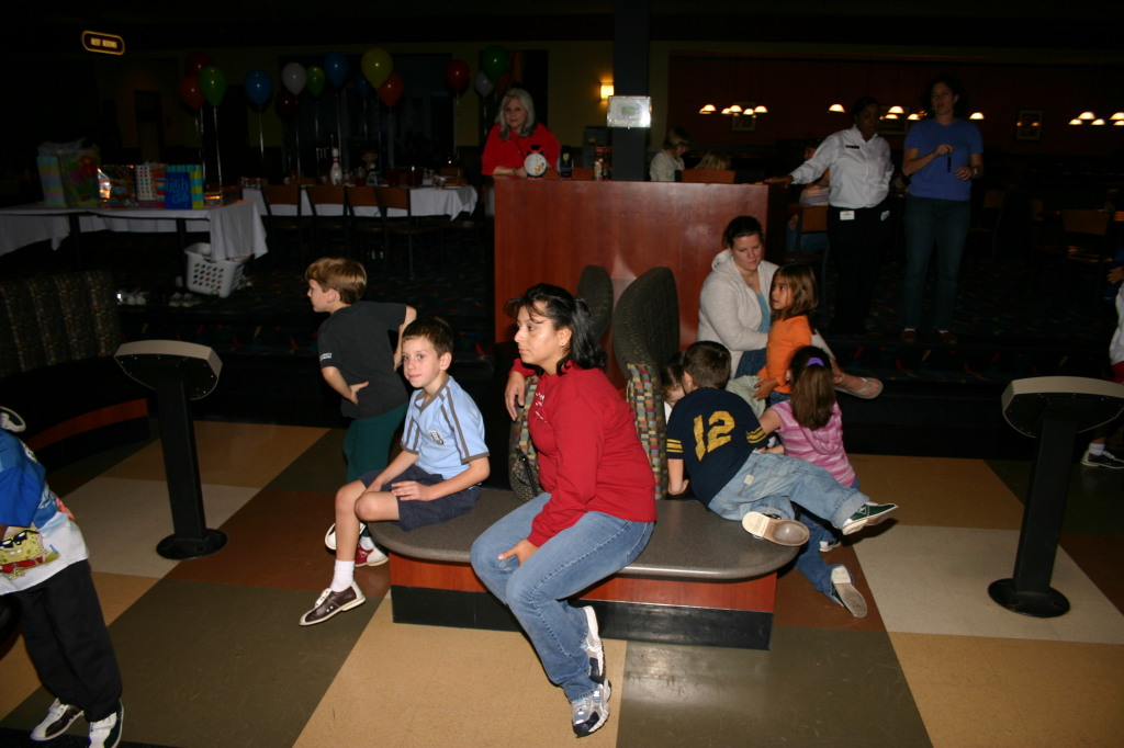 2006/10(October)/Chance-Bday-party/1024x768_2006-10-26-Chance-7th-bday-party-bowling-04.JPG