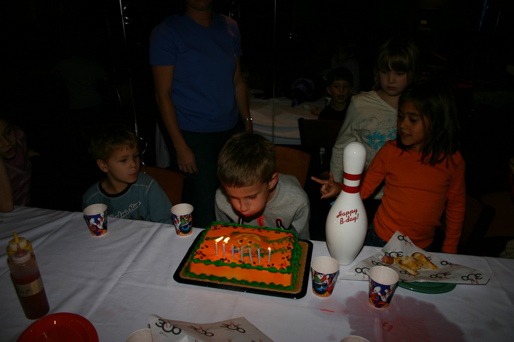 2006/10(October)/Chance-Bday-party/1024x768_2006-10-26-Chance-7th-bday-party-bowling-06-cake.JPG