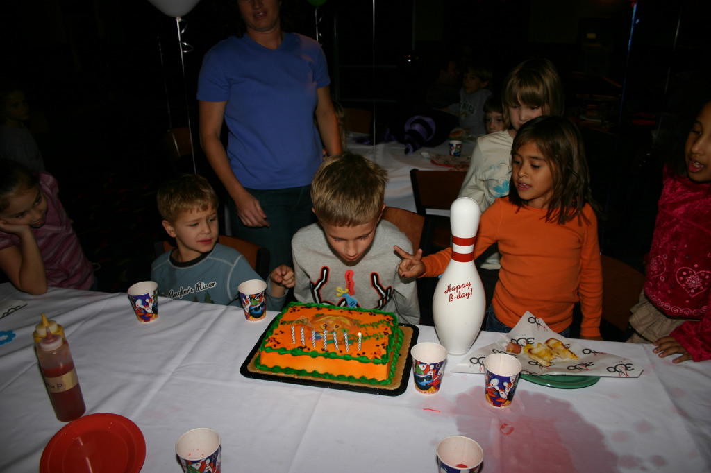 2006/10(October)/Chance-Bday-party/1024x768_2006-10-26-Chance-7th-bday-party-bowling-08-cake.JPG