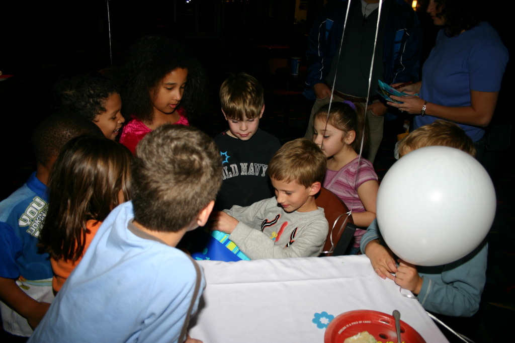 2006/10(October)/Chance-Bday-party/1024x768_2006-10-26-Chance-7th-bday-party-bowling-15-presents.JPG