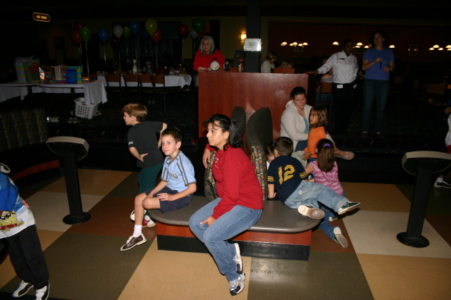 2006/10(October)/Chance-Bday-party/640x480_2006-10-26-Chance-7th-bday-party-bowling-04.JPG