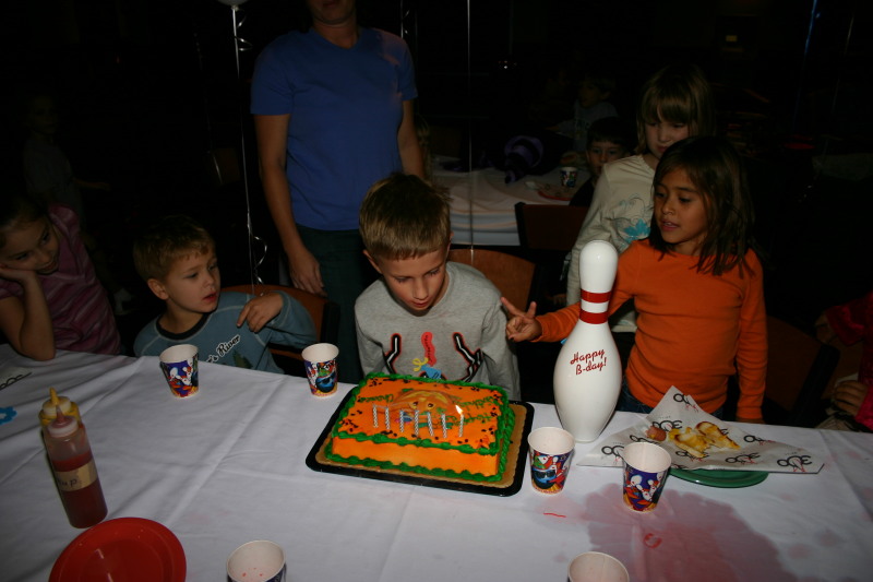 2006/10(October)/Chance-Bday-party/800x600_2006-10-26-Chance-7th-bday-party-bowling-07-cake.JPG