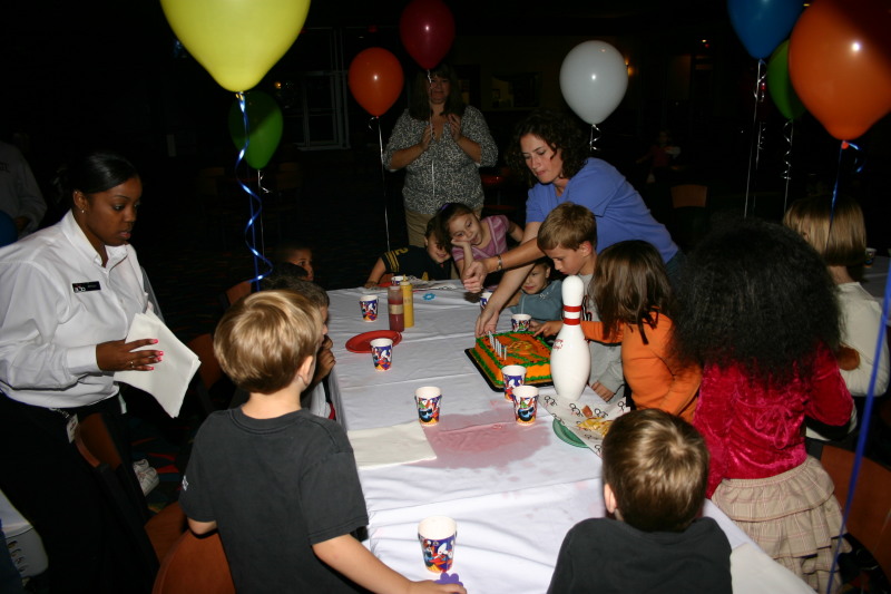 2006-10-26-Chance-7th-bday-party-bowling-09-cake.JPG
