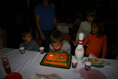 2006-10-26-Chance-7th-bday-party-bowling-06-cake.JPG