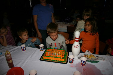 2006-10-26-Chance-7th-bday-party-bowling-07-cake.JPG