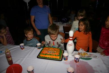 2006-10-26-Chance-7th-bday-party-bowling-08-cake.JPG
