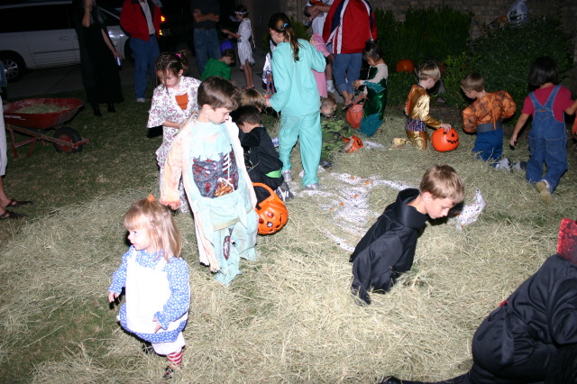 2006-10-30-Halloween-party-26-trick-or-treat.JPG