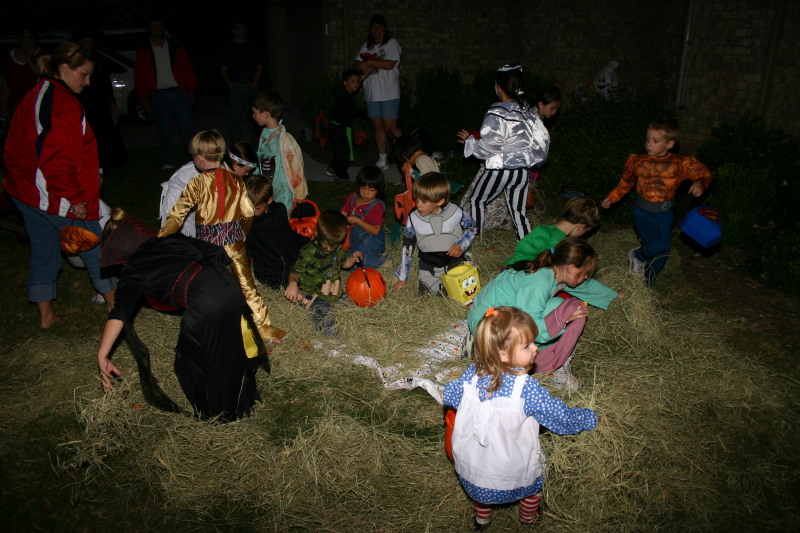 2006/10(October)/Halloween-Motive-party/2006-10-30-Halloween-party-25-trick-or-treat.JPG