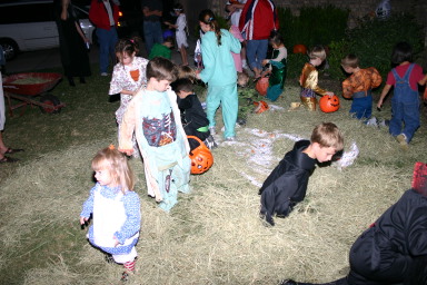2006-10-30-Halloween-party-26-trick-or-treat.JPG