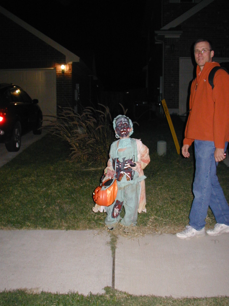 2006/10(October)/Halloween/800x600_2006-10-31-Halloween-03-Dax-Travis.JPG